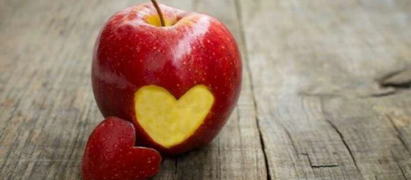 Ένα μήλο την ημέρα τον γιατρό τον κάνει πέρα: Τελικά με ποιον τρόπο συμβάλλει στην υγεία; (βίντεο)